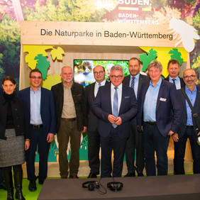 Tourismusminister Guido Wolf am Stand der Naturparke Baden-Württembergs Tourismusminister Guido Wolf am Stand der Naturparke Baden-Württembergs