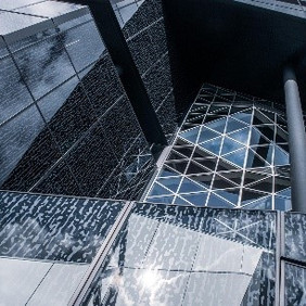 stark strukturiertes Glas an einer Glasfassade