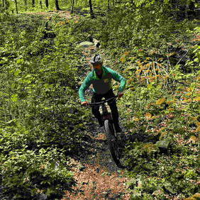 Jürgen Bühler (DAV) testet den neu geschaffenen Singletrail am Olgahain
