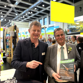 Im Rahmen der Grünen Woche präsentiert Minister Peter Hauk MDL (rechts) gemeinsam mit Naturpark Geschäftsführer Mathias Allgäuer die neue #Naturpark (Foto: AG Naturparke Baden-Württemberg).
