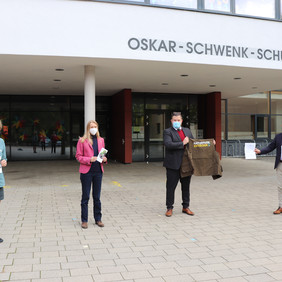 In Waldenbuch startet die erste Naturpark-Schule im Naturpark Schönbuch. Der Kooperationsvertrag wurde unterschrieben. von li: Projektleiterin Beate Holderied, Naturparkvorsitzende Dr. Anja Peck, Schulleiter Jan Stark und Bürgermeister Michael Lutz.