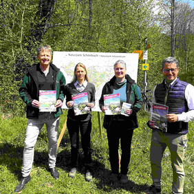 v.l.n.r. Mathias Allgäuer, Dr. Anja Peck, Christine Bengel-Fritz und Michael Lutz bei der Präsentation der neuesten Printprodukte der AG Naturparke Baden-Württemberg