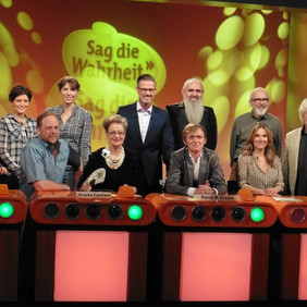 Stehend links die Frauen mit der "Kuhfiterin", rechts stehend die "Woodoo-Experten". In der Mitte der Moderator Michael Antwerpes. Davor sitzend das Rateteam mit Smudo, Ursula Cantieni, Pierre M. Krause und Kim Fisher.