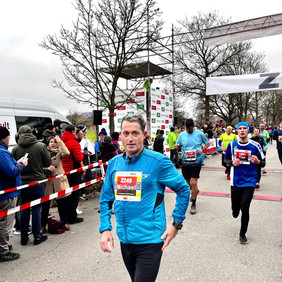Unser Fördervereinsvorsitzender Michael Lutz im Ziel Fördervereinsvorsitzender Michael Lutz im Ziel