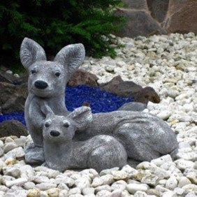 Rehstatue in Schottergarten