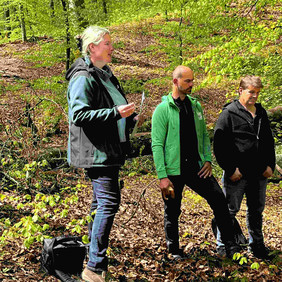 Christine Bengel-Fritz, Projektverantwortliche beim Naturpark für das Besucherleitsystem, stellt die Umsetzungsphase des Projektes vor. Daneben Jürgen Bühler und Thomas Heiner, ehrenamtliche Wegepaten des DAV Tübingen, Abteilung MTB.