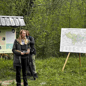 Naturparkvorsitzende Dr. Anja Peck erläutert den Prozess der Erarbeitung des neuen Besucherleitsystems