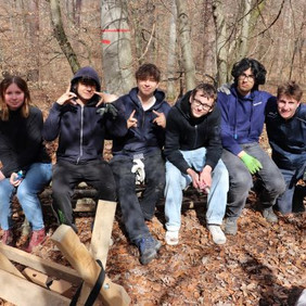 Schüler nach der Arbeit im Wald