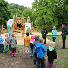 Kinder des Kinderhauses Alemannenweg aus Entringen warten auf die Eröffnung des Spielplatzes durch Felix Reining (Vorstand ForstBW), Christel Halm (Bürgermeisterin Entringen) & Mathias Allgäuer (Geschäftsführer NP Schönbuch; Bild: ForstBW)