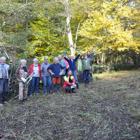 Gemeinsam für den Artenschutz an der frischen Luft arbeiten macht Spaß! Foto: Naturpark Schönbuch eine Gruppe Leute mit Werkzeugen auf einer frisch freigestellten Fläche