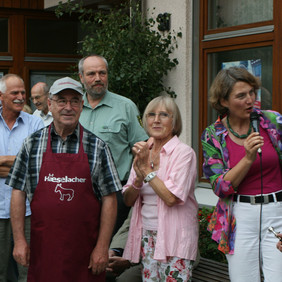 Forstdirektor Georg Kemmner (links), Forstrevierleiter Thomas Vorwerk, Ideengeber des Ausstellungsthemas Wilhelm Heim (vorne links), Vorsitzende Erika Armbruster, Bürgermeisterin Silke Höflinger (rechts)