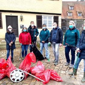 wir waren nicht lange unterwegs. Da kommt leider schnell was zusammen... Mitarbeiter*innen von Schlossverwaltung und Naturpark vor dem schleppbaren Teil der Sammel-Ausbeute