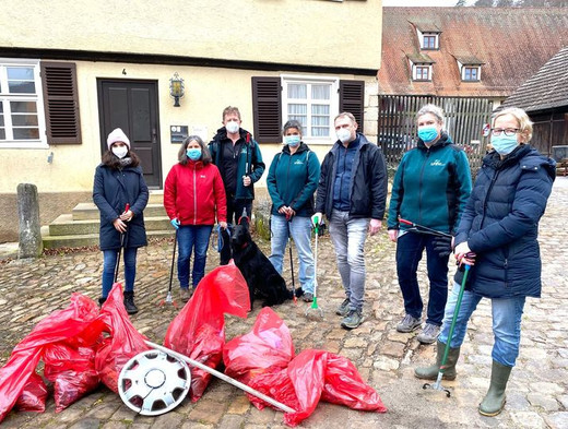 Mitarbeiter*innen von Schlossverwaltung und Naturpark vor dem schleppbaren Teil der Sammel-Ausbeute