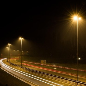 Straße mit Beleuchtung
