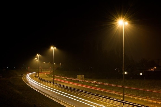Straße mit Beleuchtung