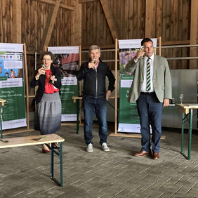 Landrätin Marion Dammann, Sprecherin der AG Naturparke Baden-Württemberg, Landrat Stefan Bär, stellv. Sprecher der AG Naturparke Baden-Württemberg und Minister Peter Hauk MdL stoßen gemeinsam auf 20 Jahre an © AG Naturparke Baden-Württemberg