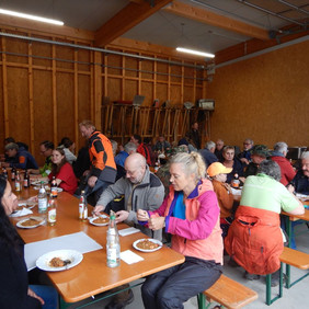 Verdientes Mittagessen nach der Arbeit Leute beim Essen an Biertischen