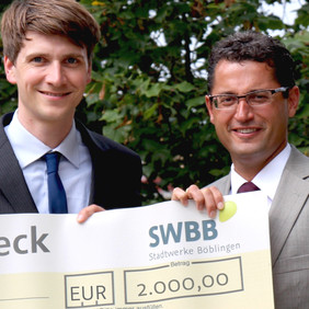 Jan Kohlmeyer, Stadtwerke Böblingen, überreicht an den Vorsitzenden des Fördervereins Naturpark Schönbuch e. V., Michael Lutz, einen Spendenscheck in Höhe von 2.000 Euro. Das Geld wird in die Landschaftspflegeaktion des Naturparks fließen.