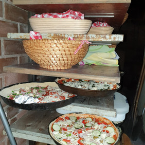 Backen im alten Backhaus in Waldenbuch. Foto: Elke Gläßer Backwerk kühlt im Regal ab