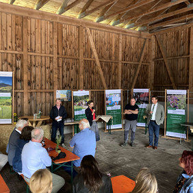 Landrätin Marion Dammann, Sprecherin der AG Naturparke BW, Landrat Stefan Bär, stellv. Sprecher der AG Naturparke BW, Markus Kaiser, Goldbachhof Bernau und Minister Peter Hauk MdL stellen die Arbeit der Naturparke vor © AG Naturparke BW