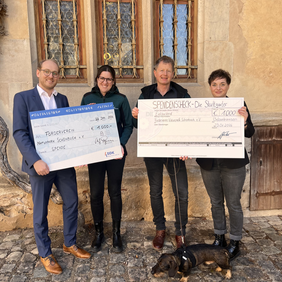 Dr. Felix Ostertag, Arabella Wolf (Stellv. Geschäftsführerin), Mathias Allgäuer (Geschäftsführer Naturpark Schönbuch) und Annkatrin Schöller (von links) bei der Scheckübergabe im Kloster Bebenhausen (Foto: Naturpark Schönbuch).