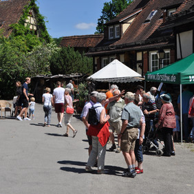 Besucher im Klosterhof
