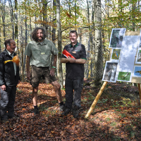 Revierleiter Karl Volle, Paul Mann und Götz Graf Bülow von der Unteren Forstbehörde Tübingen (v.l.) betreuten mit vielen weiteren Helfern den Naturparkours im Wald,...