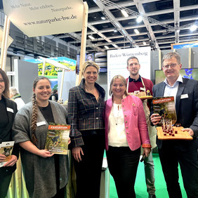 Vertreter der Naturparke Baden-Württembergs mit der Landtagsabgeordneten Sarah Schweizer (3. von links) und Abteilungsleiterin Isabel Kling (4. von links).