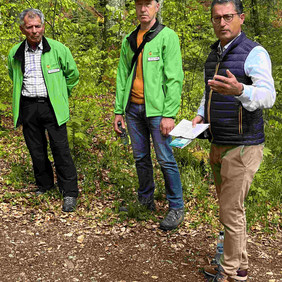 Fördervereinsvorsitzender Michael Lutz (rechts) erläutert die Finanzierung des Projektes. Links daneben die ehrenamtlichen Wegewarte des SAV, Norbert Kohler und Gerhard Binder