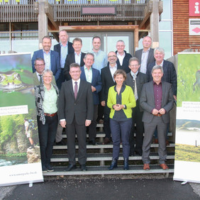 Bild 1 (© Naturpark Südschwarzwald): Die Mitglieder der AG Naturparke Baden-Württemberg mit Besuch des Regionalen Naturparks Schaffhausen tagten am 17.10.2019 im Haus der Natur am Feldberg