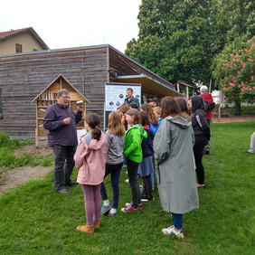 Projektmitarbeiter Rainer Wolf erklärt Schülern der Ludwig-Krapf-Schule spannendes zu unseren heimischen Insekten. Projektmitarbeiter Rainer Wolf erklärt Schülern der Ludwig-Krapf-Schule spannendes zu unseren heimischen Insekten.