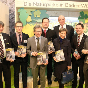 Vorsitzende und Vertreter der Großschutzgebiete präsentieren gemeinsam mit Minister Bonde das neue Echtzeit-Magazin.