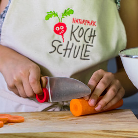Die Zutaten werden geschnitten © Naturpark Südschwarzwald e. V. / Sebastian Schröder-Esch Kind beim Schneiden einer Möhre