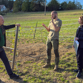 Zimmermanns Biohof: Rüdiger Tonojan Mdl (links) und Sandra Boser MdL (rechts) im Austausch mit Jochen Zimmermann (Mitte) vom Agroforst Pilotbetrieb Zimmermanns Biohof © AG Naturparke Baden-Württemberg