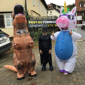 Drei Zuschauer des Forstsportlaufes in Kostümen.