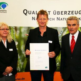 Geschäftsleiter des Naturparks Schönbuch, Mathias Allgäuer, nimmt den Titel entgegen