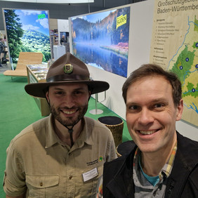 Der Mitarbeiter des Naturparks Schönbuch Matthias Glück gemeinsam mit dem Ranger des Biosphärengebietes Schwäbische Alb Florian Holzschuh am Stand der Großschutzgebiete Baden-Württembergs auf der CMT (Foto: Matthias Glück, Naturpark Schönbuch).