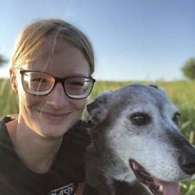 Gemeinsam informative Spaziergänge mit Hund machen. Foto: Natascha Rosner Frau mit Hund im Portrait