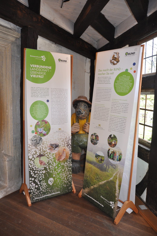 Foto von zwei mit Text und Bildern versehenen Informationstafeln im Informationszentrum des Naturparks.