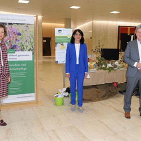 Landtagspräsidentin Muhterem Aras mit der Sprecherin der AG Naturparke Baden-Württemberg Landrätin Marion Dammann und dem stellvertretenden Sprecher der AG Naturparke Baden-Württemberg Landrat Stefan Bär © Landtag von Baden-Württemberg Landtagspräsidentin Muhterem Aras mit der Sprecherin der AG Naturparke Baden-Württemberg Landrätin Marion Dammann und dem stellvertretenden Sprecher der AG Naturparke Baden-Württemberg Landrat Stefan Bär © Landtag von Baden-Württemberg