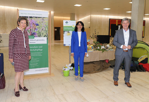 Landtagspräsidentin Muhterem Aras mit der Sprecherin der AG Naturparke Baden-Württemberg Landrätin Marion Dammann und dem stellvertretenden Sprecher der AG Naturparke Baden-Württemberg Landrat Stefan Bär © Landtag von Baden-Württemberg