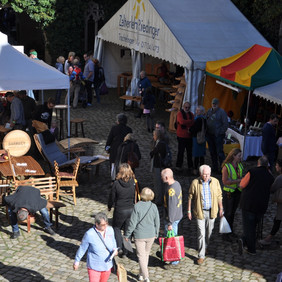 Es herrschte reges Treiben auf dem Markt.