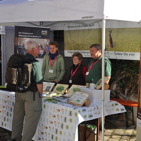 Der Stand des Fördervereins Naturpark Schönbuch mit Praktikantin Julia Werdermann sowie den Vereinsmitgliedern Gerda und Manfred Kraft.