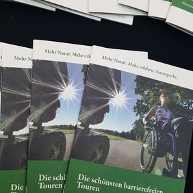 Neue Pocket-Broschüre zeigt die schönsten barrierefreien Touren in den sieben Naturparken © Stefan Dangel, Naturpark Schwarzwald Mitte/Nord Neue Pocket-Broschüre zeigt die schönsten barrierefreien Touren in den sieben Naturparken © Stefan Dangel, Naturpark Schwarzwald Mitte/Nord