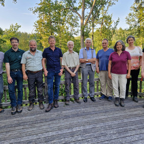 Naturpark-Scout Dr. Peter Gärtner (ganz links) mit den Teilnehmenden der Exkursion auf der Aussichtsplattform über der Waldweide im Naturpark Schönbuch bei Mönchberg.