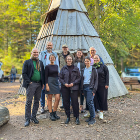 Sandra Boser MdL (vorne Mitte) und Rüdiger Tonojan MdL (vorne links) mit den Geschäftsführenden der Naturparke Baden-Württembergs am Rollberg © AG Naturparke Baden-Württemberg