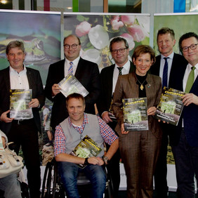 gemeinsam mit Peter Hauk MdL, Minister für ländlichen Raum und Verbraucherschutz stellt die AG Naturparke das neue Magazin #Naturpark vor © Naturpark Südschwarzwald gemeinsam mit Peter Hauk MdL, Minister für ländlichen Raum und Verbraucherschutz stellt die AG Naturparke das neue Magazin #Naturpark vor © Naturpark Südschwarzwald