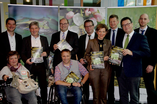 gemeinsam mit Peter Hauk MdL, Minister für ländlichen Raum und Verbraucherschutz stellt die AG Naturparke das neue Magazin #Naturpark vor © Naturpark Südschwarzwald