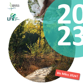 Cover des aktuellen Veranstaltungskalenders. Links oben sind mehrere Logos des Naturparks abgebildet, mittig neben der Jahreszahl sind runde Fotos auf weißem Grund. Das oberste Foto zeigt ein Wiesel, das direkt in die Kamera schaut. Darunter sieht man einen Holzweg, der durch eine besonnte Waldlandschaft führt. Darunter steht Veranstaltungen im Naturpark Schönbuch.