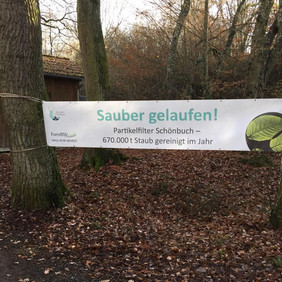 Die Luftreinigungsfunktion unserer Wälder ist nicht zu verachten! Banner mit der Aufschrift "Partikelfilter Schönbuch - 670 000 t Staub im Jahr gereinigt"